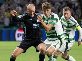 Vladimír Weiss ml. (vľavo) a Arne Engels v zápase Celtic Glasgow - ŠK Slovan Bratislava v 1. kole ligovej fázy Ligy majstrov.