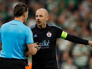 Vladimír Weiss ml. s rozhodcom Dannym Makkeliem v zápase Celtic - Slovan Bratislava. 