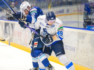 Mark Aut (vľavo) a Cole Coskey v zápase HK Poprad - HK Nitra v 3. kole Tipos extraligy.