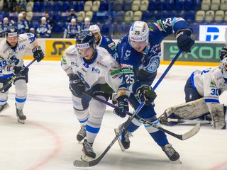 Zľava Cole Coskey, Martin Sluka, Samuel Buček, brankár Adam Vay a Trent Bourque v zápase HK Poprad - HK Nitra v 3. kole Tipos extraligy.