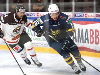 Gabriel Chicoine (Banská Bystrica) a Peter Chlán (Spišská Nová Ves) počas zápasu 1. kola Tipos extraligy HC MONACObet Banská Bystrica - HK Spišská Nová Ves.