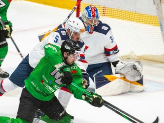 Zľava Peter Novajovský (Nové Zámky), Patrik Bačik a brankár Andrej Šutov (obidvaja Slovan).