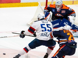 Fotka zo zápasu HC Slovan Bratislava - HK Dukla Ingema Michalovce.