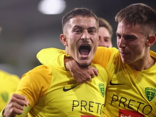 Na snímke zľava Adrián Kaprálik a Mário Sauer (obidvaja Žilina).