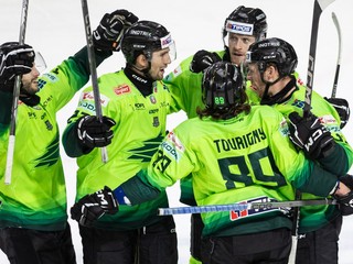 Hokejisti Vlci Žilina sa tešia po strelenom góle proti HC Slovan Bratislava v zápase 5. kola Tipos extraligy.