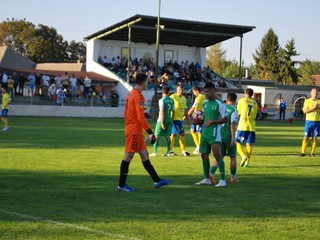 Rozhodujúce chvíle pred penaltou v 89. minúte zápasu ŠK Tvrdošovce - FK Slovan Šahy. Brankár Belák zoči-voči exekútorovi Azcaratemu.