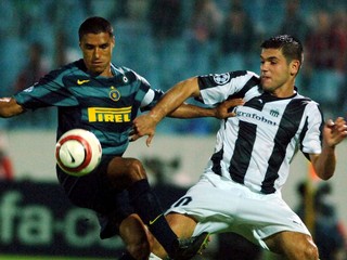 Branislav Fodrek (vpravo) a Ivan Cordoba v zápase Artmedia Bratislava - Inter Miláno v skupine H Ligy majstrov 2005/2006.