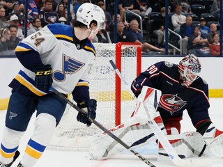 Dalibor Dvorsky a brankár Elvis Merzlikins v prípravnom zápase Columbus Blue Jackets - St. Louis Blues.