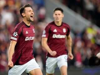 Sparta Praha oslavuje gól.
