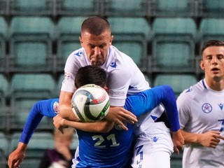 Martin Vetkal a Denis Vavro (hore) v zápase Estónsko - Slovensko v skupine 1 C-divízie Ligy národov.