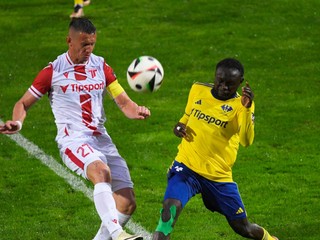 Abdul Musa Zubairu (Michalovce) a Damián Bariš (Trenčín) v súboji o loptu počas zápasu 7. kola Niké ligy MFK Zemplín Michalovce - AS Trenčín.