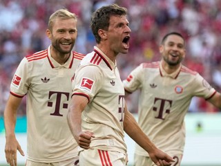 Thomas Müller oslavuje gól do siete Freiburgu.