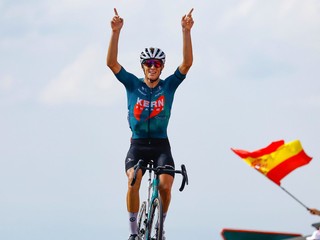 Pablo Castrillo oslavuje triumf v 15. etape Vuelta a Espaňa 2024.