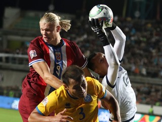 Erling Haaland, brankár Igor Šackij a Nuraly Alip v zápase Kazachstan - Nórsko v skupine 3 B-divízie Ligy národov.