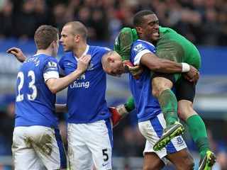 Sylvain Distin nosí na ramene Jána Muchu. Everton zdolal v roku 2013 v rámci Premier League Manchester City 2:0.