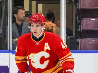 Samuel Honzek v drese Calgary Flames.