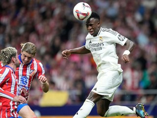 Vinícius Júnior (vpravo) v zápase Atlético Madrid - Real Madrid v 8. kole La Ligy.