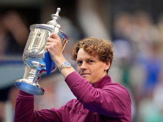 Jannik Sinner pózuje s trofejou na grandslamovom turnaji US Open.