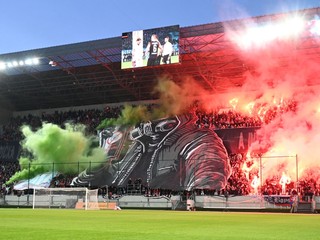 Fanúšikovia Spartaka počas zápasu 11. kola futbalovej Niké ligy medzi FC Spartak Trnava a ŠK Slovan Bratislava.