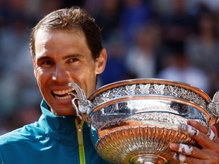 Španielsky tenista Rafael Nadal s trofejou pre víťaza Roland Garros.