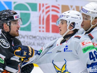 Na snímke malá potýčka hráčov, zľava Tomáš Mikúš (Košice), Samuel Barcík, Stephen Harper (obaja Spišská Nová Ves).