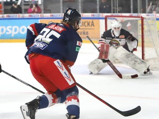 Hokejista Zvolena Kyle Olson v zápase proti Banskej Bystrici. 