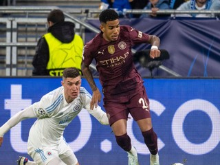 Zľava Danylo Ignatenko (Slovan) a Savinho (Manchester) počas zápasu Slovan Bratislava - Manchester City v 2. kole ligovej fázy Ligy majstrov.