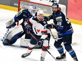 Richard Pánik (v strede) v drese HC Slovan Bratislava v Tipos extralige.