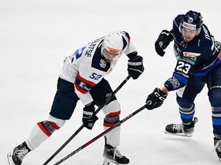 Vľavo Sena Acolatse v drese HC Slovan Bratislava.