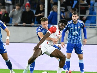Chinonso Emeka (v popredí) a za ním Siemen Voet v zápase ŠK Slovan Bratislava - AS Trenčín. Archívny záber.