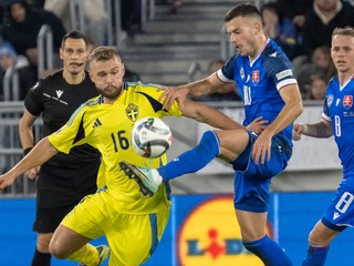 Lázsló Bénes (v strede), Jesper Karlström a Ondrej Duda v zápase Slovensko - Švédsko v zápase skupiny 1 C-divízie Ligy národov.