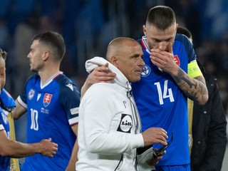 Tréner Francesco Calzona a Milan Škriniar po zápase Slovensko - Švédsko.