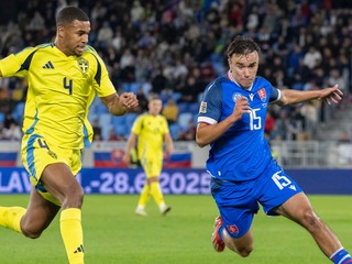 Na snímke vpravo Dávid Strelec (Slovensko) a vľavo Isak Hien (Švédsko) v zápase C-divízie Ligy národov vo futbale Slovensko - Švédsko .