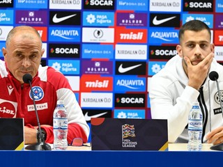 Tréner slovenskej futbalovej reprezentácie Francesco Calzona a hráč Dávid Hancko.