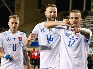 Sprava Lukáš Haraslín, Milan Škriniar a Ondrej Duda sa tešia po strelenom góle v zápase Azerbajdžan - Slovensko v skupine 1 C-divízie Ligy národov.