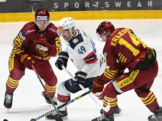 Samuel Takáč (Slovan), vpravo Andrej Krajčovič a vľavo Quinn Schmiemann (obaja Trenčín).