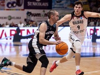 Dalibor Hlivák (Prievidza) a Ruben Dominguez (Bilbao) v zápase 3. kola J-skupiny Európskeho pohára FIBA.