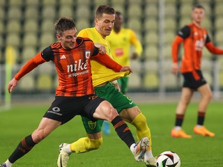 Peter Pekarík (Žilina) a Alexander Selecký (Ružomberok) v súboji o loptu v dohrávke 2. kola futbalovej Niké ligy.