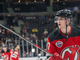 Šimon Nemec z New Jersey Devils počas rozkorčuľovania pred otváracím zápasom sezóny NHL v Prahe