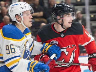 Šimon Nemec (vpravo) z New Jersey Devils a Nicolas Aube-Kubel z Buffala Sabres počas otváracieho zápasu sezóny 2024/25 zámorskej hokejovej NHL.