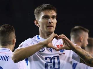 Slovenský futbalista Dávid Ďuriš sa teší z gólu do siete Azerbajdžanu.