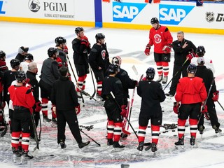 Hokejisti New Jersey Devils na ľade O2 Areny v Prahe.