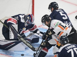 Filip Krivošík a brankár Denis Godla v zápase HC Košice - HC Slovan Bratislava v 11. kole Tipos extraligy.