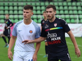 Jakub Škovran (Lokomotíva Košice) a Richad Nemergut (Rimavská Sobota) v zápase III. ligy Východ.