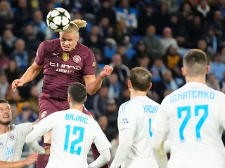 Erling Haaland pri pokuse hlavou počas zápasu Slovan Bratislava - Manchester City.