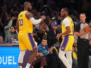 LeBron James (23) a Bronny James (9).