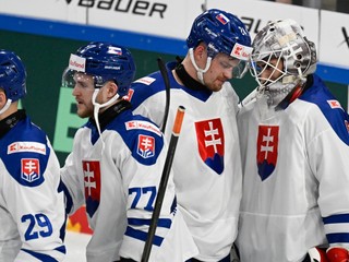 Brankár Slovenska Rastislav Eliáš prijíma gratulácie od spoluhráčov.