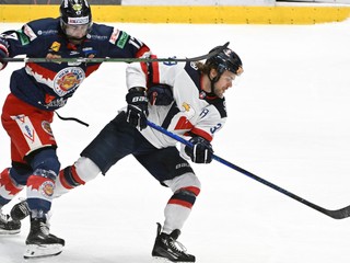 Liam Pecararo (vpravo) v súboji s Andrejom Kudrnom počas zápasu Slovan Bratislava - Zvolen.