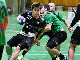 Ivan Gdovec (ŠKP Bratislava) a vpravo Andrej Salgó (Nové Zámky) v 12. kole Niké Handball extraligy v hádzanej mužov.