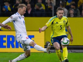 Ondrej Duda (vľavo) a Gabriel Gudmundsson v zápase Švédsko - Slovensko v 5. kole skupiny 1 C-divízie Ligy národov.